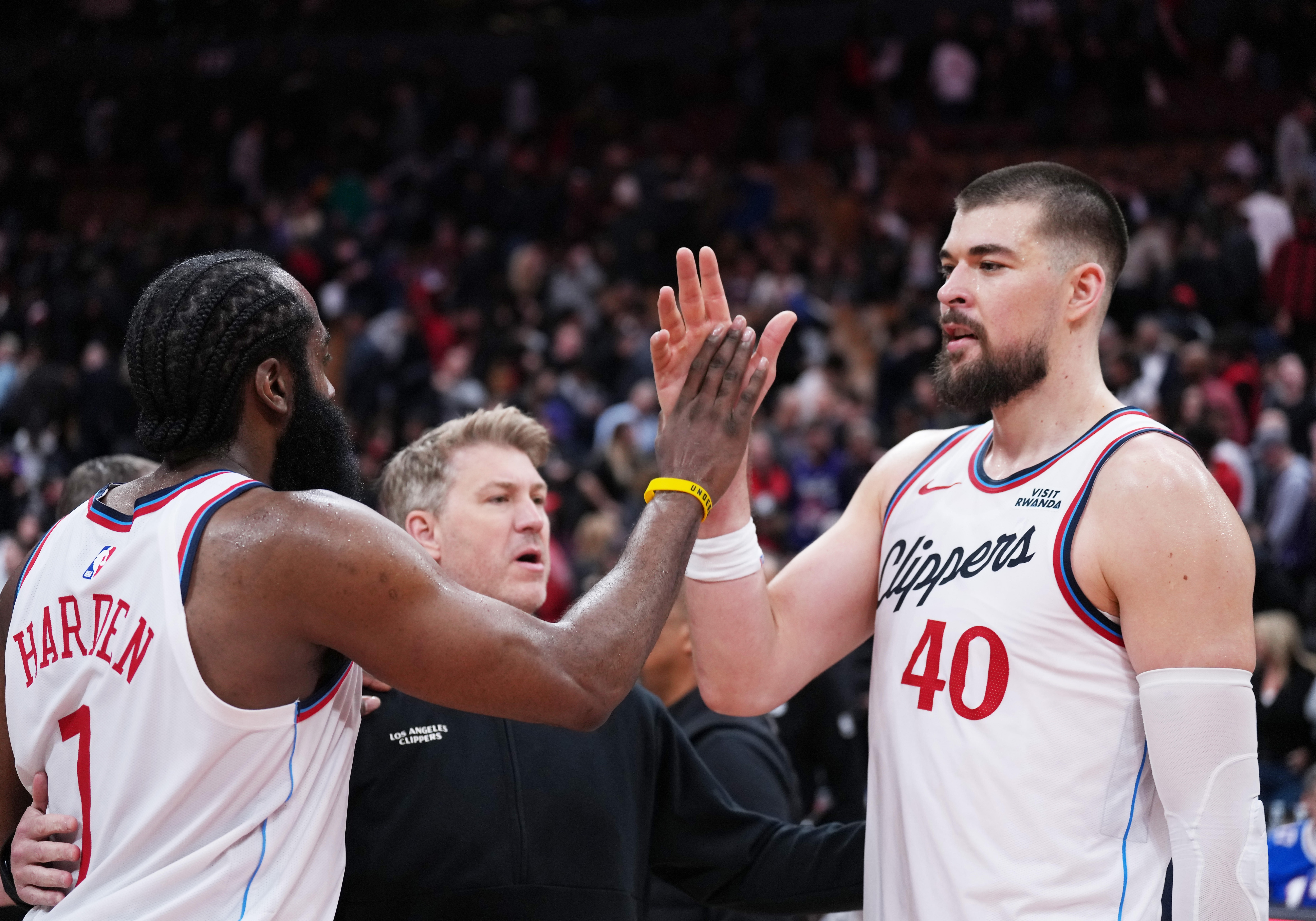 快船VS公牛首发：哈登、邓恩、桑德斯、科林斯、祖巴茨